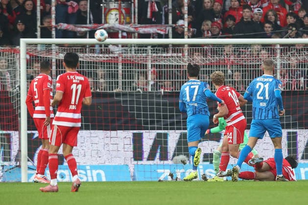 29 11 2025, xtgx, Soccer 1 Bundesliga, 1 FC Union Berlin 1 FC Heidenheim emspor, v l Mathias Honsak Heidenheim, 17 hits the crossbar shoots the ball on goal, shot on goal, shot DFL DFB REGULATIONS PROHIBIT ANY USE OF PHOTOGRAPHS as IMAGE SEQUENCES and or QUASI VIDEO Berlin