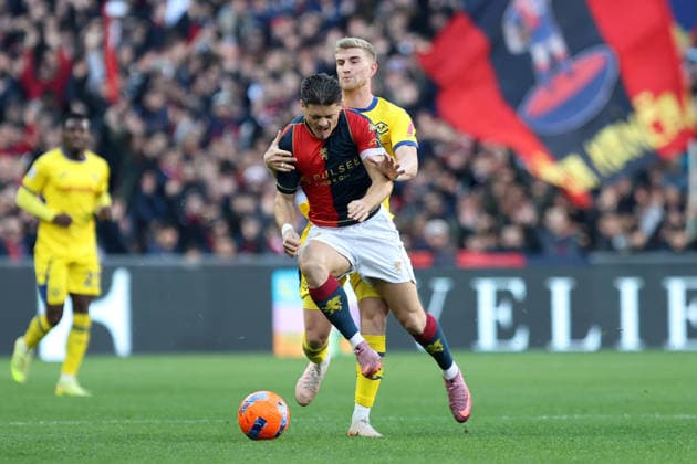 Vitinha of Genoa battles for possession with Nicolas Valentini of Hellas Verona during the Serie A soccer match between Genoa and Hellas Verona at the Luigi Ferraris Stadium in Genoa, Italy - Saturday, November 29, 2025. - Soccer .  Copyright: xTanoxPecoraro LaPressex