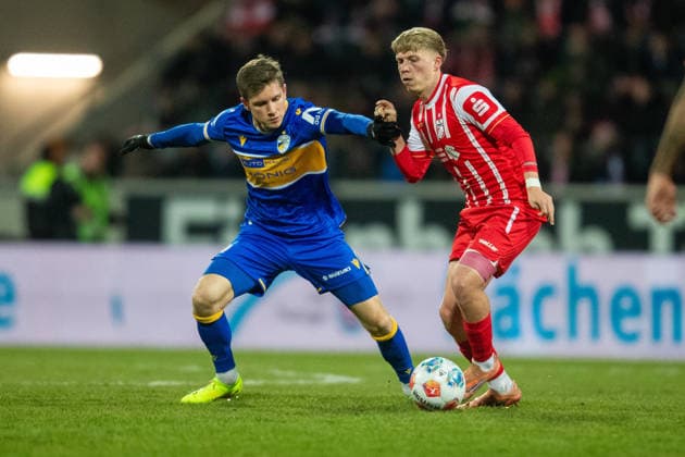 Erfurt , 281125 , Soccer Regionalliga Nordost FC Rot Weiss Erfurt Carl Zeiss Jena in picture Marco Wolf Erfurt vs Patrick Weyrauch Jena