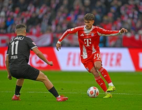 29 11 2025, Soccer Bundesliga 2025 2026, Matchday 12, FC Bayern Munich FC St Pauli, at the Allianz Arena Munich, v l Arkadiusz Pyrka FC St Pauli vs Tom Bischof Bayern Munich DFL and DFB regulations prohibit any use of photographs as image sequences and or quasi video