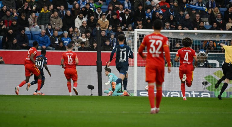 29 11 2025, xjhx, Soccer 1 Bundesliga, TSG 1899 Hoffenheim FC Augsburg v l Bazoumane Toure 1899 Hoffenheim , Finn Dahmen FC Augsburg Goal scored, scores the goal to 1 0 DFL DFB REGULATIONS PROHIBIT ANY USE OF PHOTOGRAPHS as IMAGE SEQUENCES and or QUASI VIDEO Sinsheim