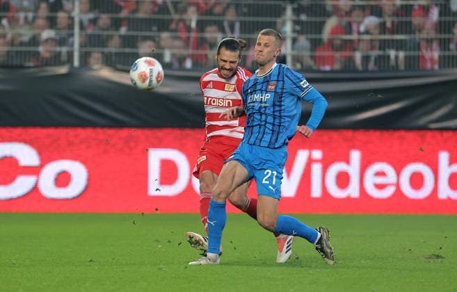Christopher Trimmel, Adrian Beck duel Match scene Action Sport Football Soccer Bundesliga Men DFL 12 Matchday Season 2025 2026 29 11 2025 1 FC Union Berlin FCU vs 1 FC Heidenheim FCH DFL regulations prohibit any use of photographs as image sequences and or quasi video