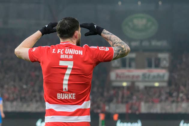 in the picture from l Oliver Burke 1 FC Union , cant believe it, sad, depressed, angry, emotional, GER, Berlin, 1 FC Union Berlin vs 1 FC Heidenheim 1846, 1 Bundesliga, Football, DFB, Spielzeit 2025 2026, Alte Foersterei, 12 Spieltag, DFB DFL REGULATIONS PROHIBIT ANY USE OF PHOTOGRAPHS AS IMAGE SEQUENCES AND OR QUASI VIDEO, 29 11 25, Copyright: HMBxMedia UwexKoch