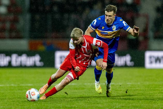 Erfurt , 281125 , Soccer Regionalliga Nordost FC Rot Weiss Erfurt Carl Zeiss Jena in picture Marco Wolf Erfurt vs Marcel Hehne Jena