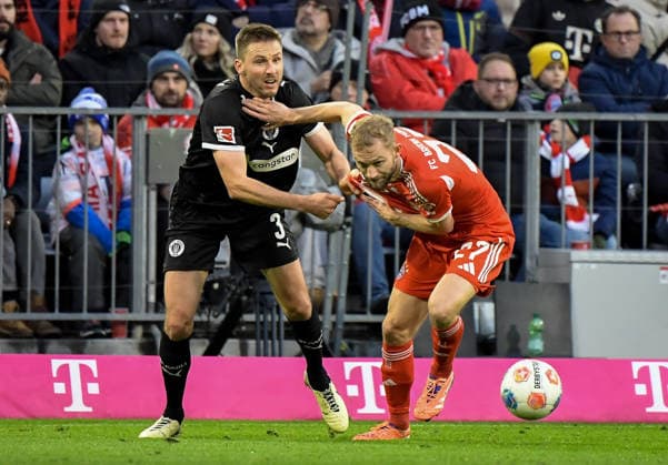 29 11 2025, xemx, Football 1 Bundesliga, FC Bayern Muenchen FC St Pauli v l Karol Mets FC St Pauli , Konrad Laimer FC Bayern Muenchen Zweikampf, Aktion, action, battle for the ball DFL DFB REGULATIONS PROHIBIT ANY USE OF PHOTOGRAPHS as IMAGE SEQUENCES and or QUASI VIDEO Muenchen