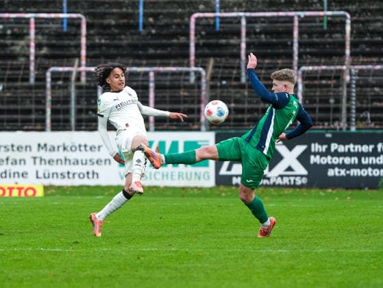 Wael Mohya Borussia Moenchengladbach U23, 36 in duel against Niklas Barthel FC Guetersloh, 04 FC Guetersloh vs Borussia Moenchengladbach U23, Football, Regionalliga West, Matchday 17, Season 2025 2026, 29 11 2025 FC Guetersloh vs Borussia Moenchengladbach U23, Football, Regionalliga West, Matchday 17, Season 2025 2026, 29 11 2025 Guetersloh Copyright: xEibner-Pressefoto DamianxKruczynx EP_DKI