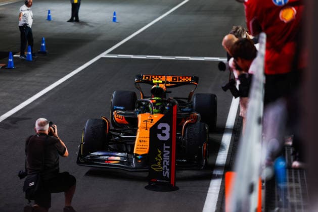 Formula 1 Qatar Airways Qatar Grand Prix 2025 Alexis Perrin OVERTAKE MAXPPP - Lusail 29 11 2025 04 NORRIS Lando (gbr), McLaren F1 Team, action at the Formula 1 Qatar Airways Qatar Grand Prix 2025, the 23rd round of the 2025 FIA Formula 1 World Championship, WM, Weltmeisterschaft at the Lusail International Circuit in Lusail, Qatar, from 27 to 30 November 2025 Lusail Qatar  Copyright: xOVERTAKE MAXPPPxAlexisxPerrinx OVT202511299335 OVT202511299335