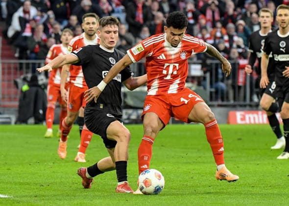 29 11 2025, xemx, Football 1 Bundesliga, FC Bayern Muenchen FC St Pauli v l Arkadiusz Pyrka FC St Pauli , Luis Diaz FC Bayern Muenchen Zweikampf, Aktion, action, battle for the ball DFL DFB REGULATIONS PROHIBIT ANY USE OF PHOTOGRAPHS as IMAGE SEQUENCES and or QUASI VIDEO Muenchen