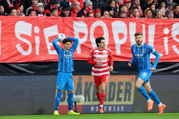 DEU, DFL, 1 FBL, 1 FC Union vs Heidenheim, 29 11 2025, Stadion Alte Foersterei, Berlin, DEU, DFL, 1 FBL, 1 FC Union vs Heidenheim, pictured Diogo Leite 1 FC Union Berlin 4 , Mathias Honsak Heidenheim 17 , Julian Niehues Heidenheim 16 DFL regulations prohibit any use of Photographs as image sequences and or quasi video nordphotoxGmbHx xEngler nph00076