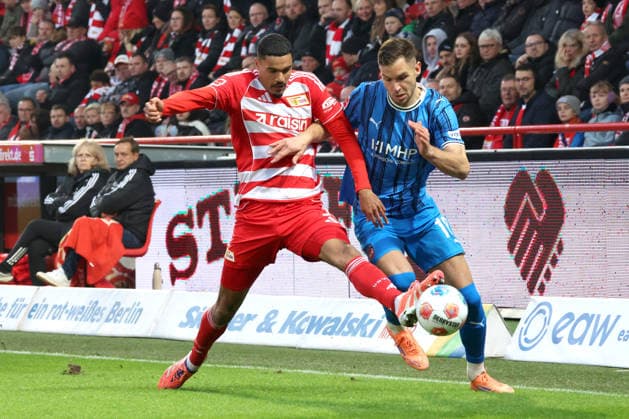 DEU, DFL, 1 FBL, 1 FC Union vs Heidenheim, 29 11 2025, Stadion Alte Foersterei, Berlin, DEU, DFL, 1 FBL, 1 FC Union vs Heidenheim, pictured Danilho Doekhi 1 FC Union Berlin 5 , Marvin Pieringer Heidenheim 18 DFL regulations prohibit any use of Photographs as image sequences and or quasi video nordphotoxGmbHx xEngler nph00076