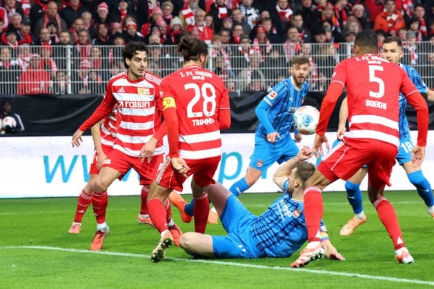 DEU, DFL, 1 FBL, 1 FC Union vs Heidenheim, 29 11 2025, Stadion Alte Foersterei, Berlin, DEU, DFL, 1 FBL, 1 FC Union vs Heidenheim, in the picture Unioner Spielerkreis, Diogo Leite 1 FC Union Berlin 4 , Christopher Trimmel 1 FC Union Berlin 28 , Danilho Doekhi 1 FC Union Berlin 5 , Patrick Mainka Heidenheim 6 DFL regulations prohibit any use of Photographs as image sequences and or quasi video nordphotoxGmbHx xEngler nph00076