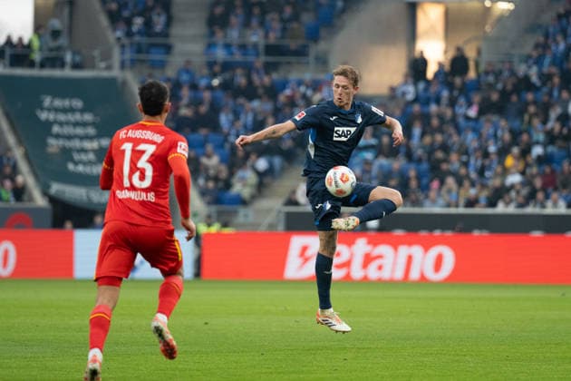 v li Dimitris Giannoulis FC Augsburg, 13 , Wouter Burger TSG 1899 Hoffenheim, 18 GER, TSG 1899 Hoffenheim vs FC Augsburg, Football, Men, 1 Bundesliga, Matchday 12, Season 2025 2026, 29 11 2025, DFL DFB REGULATES PROHIBIT ANY USE OF PHOTOGRAPHS AS IMAGE SEQUENCES AND OR QUASI VIDEO, GER, TSG 1899 Hoffenheim vs FC Augsburg, Football, Men, 1 Bundesliga, Matchday 12, Season 2025 2026, 29 11 2025 Sinsheim Copyright: xEibner-Pressefoto WolfgangxFrankx EP_WFK