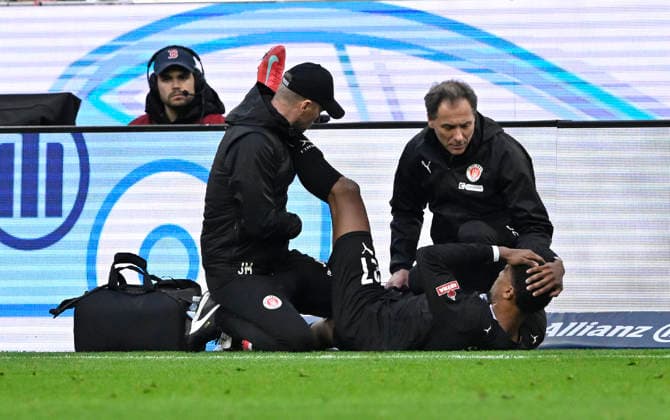 Andreas Hountondji FC St Pauli 27 injured Injury Caretaker FC Bayern Muenchen FC St Pauli 29 11 2025 DFL REGULATIONS PROHIBIT ANY USE OF PHOTOGRAPHS AS IMAGE SEQUENCES AND OR QUASI VIDEO FC Bayern Muenchen FC St Pauli