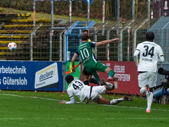 Tyler Meiser Borussia Moenchengladbach U23, 43 vs Julius Langfeld FC Guetersloh, 10 FC Guetersloh vs Borussia Moenchengladbach U23, Football, Regionalliga West, Matchday 17, Season 2025 2026, 29 11 2025 FC Guetersloh vs Borussia Moenchengladbach U23, Football, Regionalliga West, Matchday 17, Season 2025 2026, 29 11 2025 Guetersloh Copyright: xEibner-Pressefoto DamianxKruczynx EP_DKI