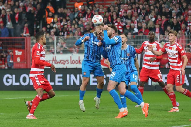 29 11 2025, xtgx, Soccer 1 Bundesliga, 1 FC Union Berlin 1 FC Heidenheim emspor, v l Niklas Dorsch Heidenheim, 30 and Julian Niehues Heidenheim, 16 clash heads, duel, fight, tackle DFL DFB REGULATIONS PROHIBIT ANY USE OF PHOTOGRAPHS as IMAGE SEQUENCES and or QUASI VIDEO Berlin