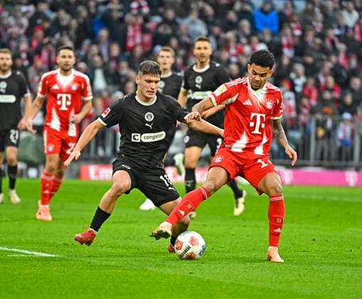 29 11 2025, Soccer Bundesliga 2025 2026, Matchday 12, FC Bayern Munich FC St Pauli, at the Allianz Arena Munich, v l Oladapo Afolayan FC St Pauli vs Luis Diaz FC Bayern Munich DFL and DFB regulations prohibit any use of photographs as image sequences and or quasi video