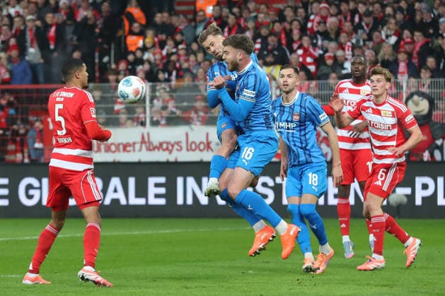 29 11 2025, xtgx, Soccer 1 Bundesliga, 1 FC Union Berlin 1 FC Heidenheim emspor, v l Niklas Dorsch Heidenheim, 30 and Julian Niehues Heidenheim, 16 clash heads, duel, fight, tackle DFL DFB REGULATIONS PROHIBIT ANY USE OF PHOTOGRAPHS as IMAGE SEQUENCES and or QUASI VIDEO Berlin