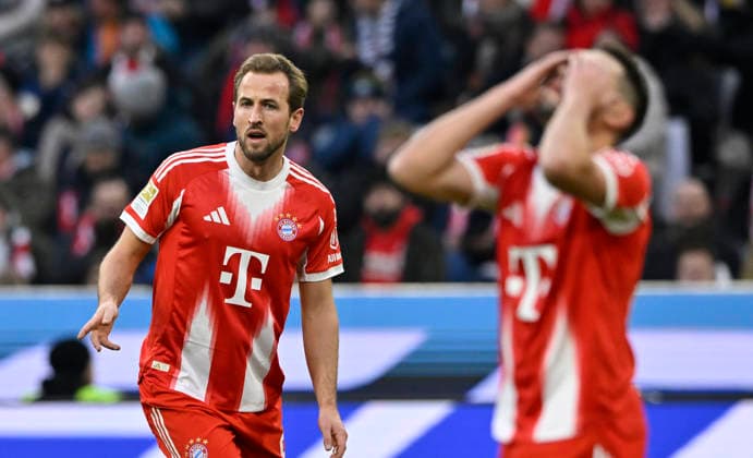 Raphael Guerreiro FC Bayern Muenchen FCB 22 Disappointment disappointed after missed goal chance gesture Harry Kane FC Bayern Muenchen FCB 09 FC Bayern Muenchen FC St Pauli 29 11 2025 DFL REGULATIONS PROHIBIT ANY USE OF PHOTOGRAPHS AS IMAGE SEQUENCES AND OR QUASI VIDEO FC Bayern Muenchen FC St Pauli