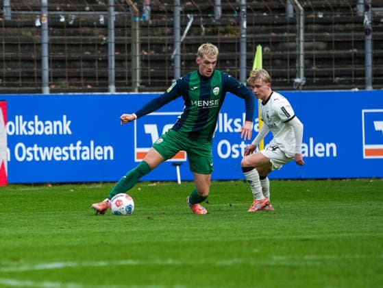 Luis Frieling FC Guetersloh, 21 vs Fritz Fleck Borussia Moenchengladbach U23, 24 FC Guetersloh vs Borussia Moenchengladbach U23, Football, Regionalliga West, Matchday 17, Season 2025 2026, 29 11 2025 FC Guetersloh vs Borussia Moenchengladbach U23, Football, Regionalliga West, Matchday 17, Season 2025 2026, 29 11 2025 Guetersloh Copyright: xEibner-Pressefoto DamianxKruczynx EP_DKI