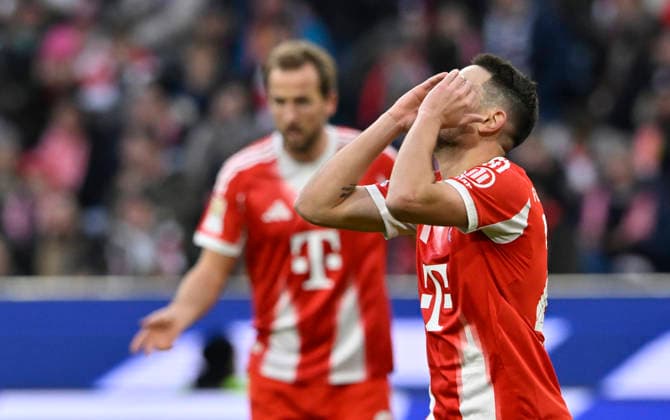 Raphael Guerreiro FC Bayern Muenchen FCB 22 Disappointment disappointed after missed goal chance gesture Harry Kane FC Bayern Muenchen FCB 09 FC Bayern Muenchen FC St Pauli 29 11 2025 DFL REGULATIONS PROHIBIT ANY USE OF PHOTOGRAPHS AS IMAGE SEQUENCES AND OR QUASI VIDEO FC Bayern Muenchen FC St Pauli