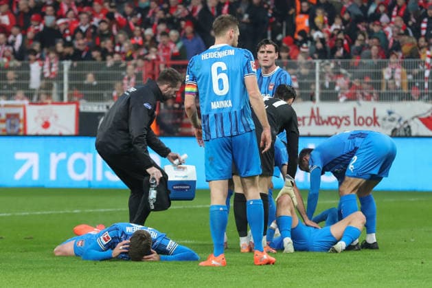 29 11 2025, xtgx, Fußball 1 Bundesliga, 1 FC Union Berlin 1 FC Heidenheim emspor, v l Julian Niehues Heidenheim, 16 , Niklas Dorsch Heidenheim, 30 verletzt, Verletzung, injury, injured DFL DFB REGULATIONS PROHIBIT ANY USE OF PHOTOGRAPHS as IMAGE SEQUENCES and or QUASI VIDEO Berlin