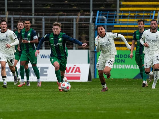 Niklas Barthel FC Guetersloh, 04 vs Kilian Sauck Borussia Moenchengladbach U23, 35 FC Guetersloh vs Borussia Moenchengladbach U23, Football, Regionalliga West, Matchday 17, Season 2025 2026, 29 11 2025 FC Guetersloh vs Borussia Moenchengladbach U23, Football, Regionalliga West, Matchday 17, Season 2025 2026, 29 11 2025 Guetersloh Copyright: xEibner-Pressefoto DamianxKruczynx EP_DKI