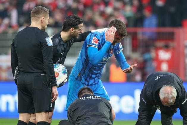 29 11 2025, xtgx, Fußball 1 Bundesliga, 1 FC Union Berlin 1 FC Heidenheim emspor, v l Julian Niehues Heidenheim, 16 , Niklas Dorsch Heidenheim, 30 verletzt, Verletzung, injury, injured, Kopf, Blut, blutet DFL DFB REGULATIONS PROHIBIT ANY USE OF PHOTOGRAPHS as IMAGE SEQUENCES and or QUASI VIDEO Berlin