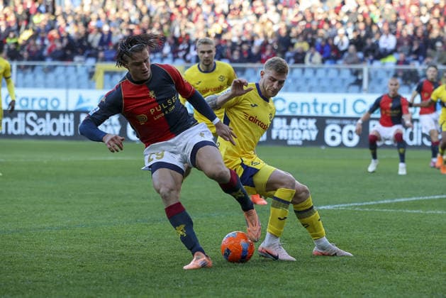 Lorenzo Colombo of Genoa CFC competes for the ball with Nicolas Valentini of Hellas Verona FC during Genoa CFC vs Hellas Verona FC, 13Â° Serie A Enilive 2025-26 game at Luigi Ferraris stadium in Genova (GE), Italy, on November 29, 2025.  Copyright: xDavidexCasentini IPAxSportx xipa-agency.netx xx IPA_68507699 IPA_Agency_IPA68507699