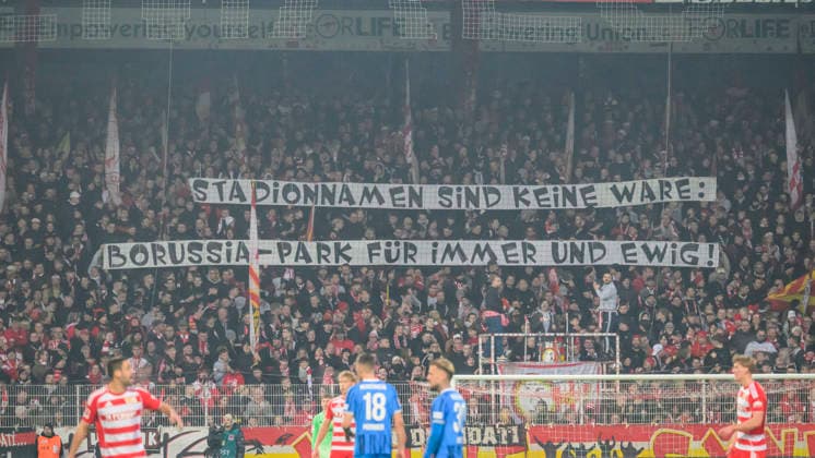 im Bild v l Fan, Protest Stadionnamen sind keine Ware, Borussia Park fuer immer und ewig, Banner auf der Waldseite, GER, Berlin, 1 FC Union Berlin vs 1 FC Heidenheim 1846, 1 Bundesliga, Football, DFB, Spielzeit 2025 2026, Alte Foersterei, 12 Spieltag, DFB DFL REGULATIONS PROHIBIT ANY USE OF PHOTOGRAPHS AS IMAGE SEQUENCES AND OR QUASI VIDEO, 29 11 25, Copyright: HMBxMedia UwexKoch