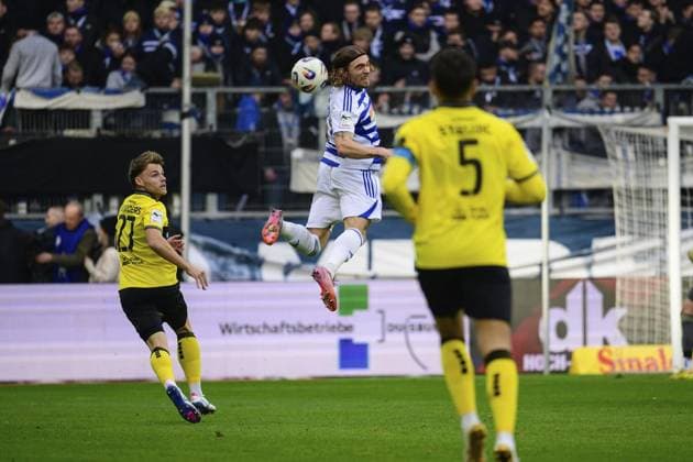 3 Liga MSV Duisburg Alemannia Aachen FOR EDITORIAL PURPOSES ONLY p Soccer 3 Liga MSV Duisburg Alemannia Aachen on 29 11 25 at the Schauinsland Reisen Arena in Duisburg Joshua Bitter Duisburg Duisburg Duisburg Copyright JakobxKlos Copyright: JakobxKlos doc83h348jnuwk1hwaqj2ta ,EDITORIAL USE ONLY Copyright: JakobxKlos