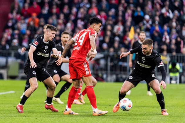 MUENCHEN, GERMANY - NOVEMBER 29: Luis Diaz (FC Bayern Muenchen, 14) controls the ball against James Sands (FC St. Pauli, 6) during the Bundesliga match between FC Bayern Muenchen vs. FC St. Pauli at Allianz Arena on matchday 12 of the 1. Bundesliga on November 29, 2025 in Muenchen, Germany. DFL REGULATIONS PROHIBIT ANY USE OF PHOTOGRAPHS AS IMAGE SEQUENCES AND OR QUASI-VIDEO. Bayern Germany Copyright: xBEAUTIFULxSPORTS Wunderlx