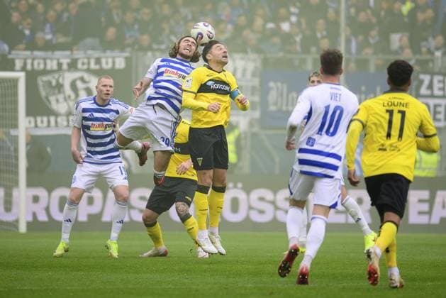 3 Liga MSV Duisburg Alemannia Aachen FOR EDITORIAL PURPOSES ONLY p Soccer 3 Liga MSV Duisburg Alemannia Aachen on 29 11 25 at the Schauinsland Reisen Arena in Duisburg Joshua Bitter Duisburg Duisburg Duisburg Copyright JakobxKlos Copyright: JakobxKlos doc83h3498rk4z19m1p7526 ,EDITORIAL USE ONLY Copyright: JakobxKlos