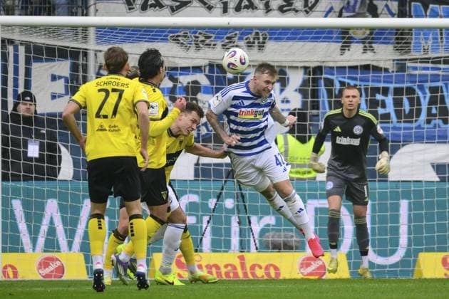 3 Liga MSV Duisburg Alemannia Aachen FOR EDITORIAL PURPOSES ONLY p Soccer 3 Liga MSV Duisburg Alemannia Aachen on 29 11 25 at the Schauinsland Reisen Arena in Duisburg Alexander Hahn Duisburg Duisburg Copyright JakobxKlos Copyright: JakobxKlos doc83h349ak3px16lw8qgnj ,EDITORIAL USE ONLY Copyright: JakobxKlos