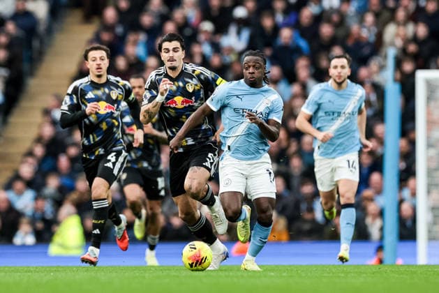 Premier League Manchester City v Leeds United Jeremy Doku of Manchester City breaks with the ball during the Premier League match Manchester City vs Leeds United at Etihad Stadium, Manchester, United Kingdom, 29th November 2025 (Photo by Mark Cosgrove News Images) Manchester Etihad Stadium Manchester United, ManU Kingdom Copyright: xMarkxCosgrove NewsxImagesx