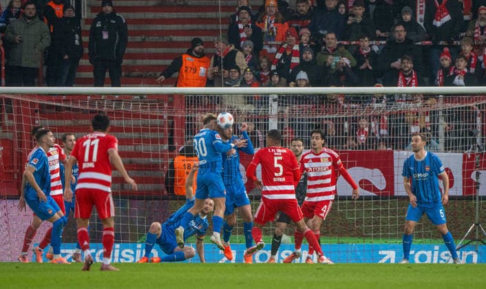 Soccer, Men, Season 2025 2026, 1 Bundesliga 12 Matchday , 1 FC Union Berlin 1 FC Heidenheim, v l Collision Niklas Dorsch 1 FC Heidenheim , Julian Niehues 1 FC Heidenheim , 29 11 2025, Copyright: xMatthiasxKochx