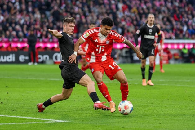 Soccer 1 Bundesliga 12 Matchday FC Bayern Munich FC St Pauli on 29 11 2025 at the Allianz Arena in Munich Arkadiusz Pyrka St Pauli , left Luis Diaz Munich , right DFL regulations prohibit any use of photographs as image sequences and or quasi video xMSx
