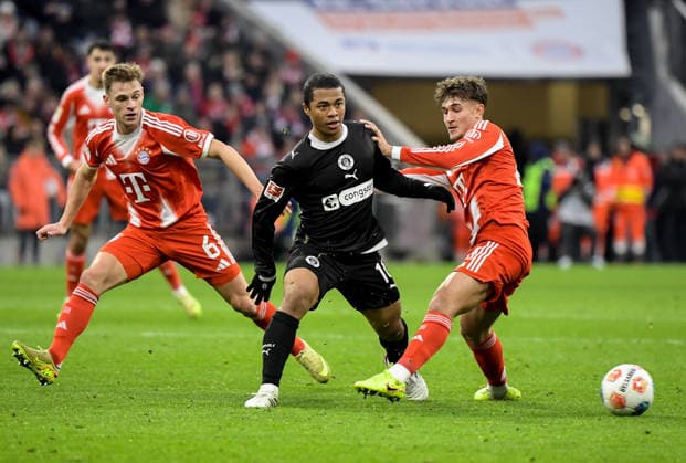 29 11 2025, xemx, Soccer 1 Bundesliga, FC Bayern Muenchen FC St Pauli v l Joel Chima Fujita FC St Pauli , Tom Bischof FC Bayern Muenchen , Zweikampf, Aktion, action, battle for the ball DFL DFB REGULATIONS PROHIBIT ANY USE OF PHOTOGRAPHS as IMAGE SEQUENCES and or QUASI VIDEO Muenchen