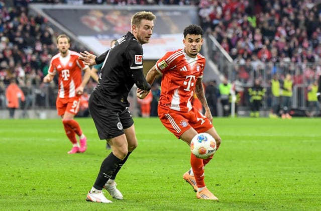 29 11 2025, xemx, Football 1 Bundesliga, FC Bayern Muenchen FC St Pauli v l Hauke Wahl FC St Pauli , Luis Diaz FC Bayern Muenchen Zweikampf, Aktion, action, battle for the ball DFL DFB REGULATIONS PROHIBIT ANY USE OF PHOTOGRAPHS as IMAGE SEQUENCES and or QUASI VIDEO Muenchen