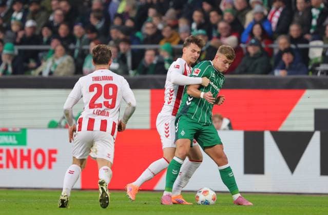 GER, 1 FBL SV Werder Bremen vs 1 FC Koeln 29 11 2025, wohninvest Weserstadion, Bremen, GER, 1 FBL SV Werder Bremen vs 1 FC Koeln in picture picture shows Rav van den Berg 1 FC Koeln 33 in duel against Keke Topp SV Werder Bremen 09 left Jan Thielmann 1 FC Koeln 29 nordphotoxGmbHx xTauchnitz nph00059