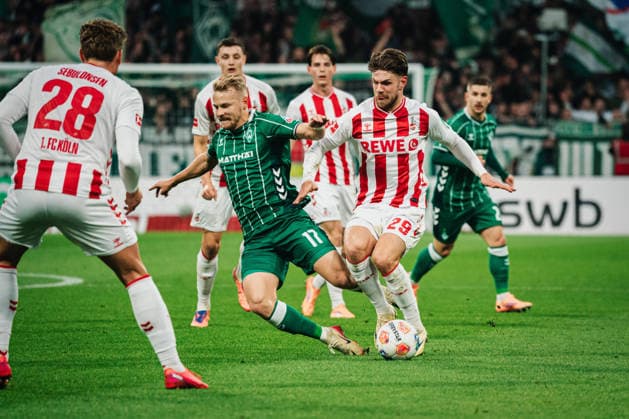 1 Bundesliga SV Werder Bremen vs 1 FC Köln, 29 11 2025 Marco Grüll Werder Bremen, 17 vs Jan Thielmann 1 FC Köln, 29 Football, 1 Bundesliga, Matchday 12 SV Werder Bremen vs 1 FC Köln on 29 11 2025 at Weserstadion, Bremen DFL REGULATIONS PROHIBIT ANY USE OF PHOTOGRAPHS AS IMAGE SEQUENCES AND OR QUASI VIDEO Copyright: xBEAUTIFULxSPORTS Tonhäuserx
