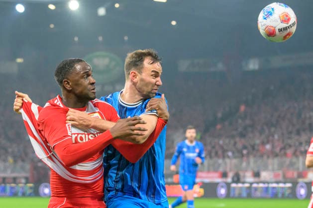 in the picture from left fight between Ilyas Ansah 1 FC Union , Patrick Mainka FCH, 06 , duel, action, fight, fights for the ball, action, duels, fighting for the ball, sad, depressed, angry, emotional, GER, Berlin, 1 FC Union Berlin vs 1 FC Heidenheim 1846, 1 Bundesliga, Football, DFB, Season 2025 2026, Alte Foersterei, Matchday 12, DFB DFL REGULATIONS PROHIBIT ANY USE OF PHOTOGRAPHS AS IMAGE SEQUENCES AND OR QUASI VIDEO, 29 11 25, Copyright: HMBxMedia UwexKoch