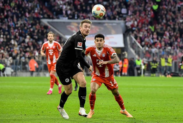 29 11 2025, xemx, Football 1 Bundesliga, FC Bayern Muenchen FC St Pauli v l Hauke Wahl FC St Pauli , Luis Diaz FC Bayern Muenchen Zweikampf, Aktion, action, battle for the ball DFL DFB REGULATIONS PROHIBIT ANY USE OF PHOTOGRAPHS as IMAGE SEQUENCES and or QUASI VIDEO Muenchen