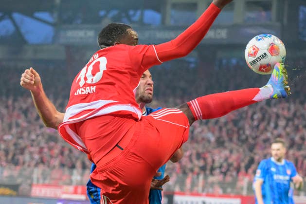 in the picture from left fight between Ilyas Ansah 1 FC Union , Patrick Mainka FCH, 06 , duel, action, fight, fights for the ball, action, duels, fighting for the ball, sad, depressed, angry, emotional, GER, Berlin, 1 FC Union Berlin vs 1 FC Heidenheim 1846, 1 Bundesliga, Football, DFB, Season 2025 2026, Alte Foersterei, Matchday 12, DFB DFL REGULATIONS PROHIBIT ANY USE OF PHOTOGRAPHS AS IMAGE SEQUENCES AND OR QUASI VIDEO, 29 11 25, Copyright: HMBxMedia UwexKoch