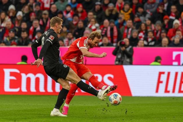 in duel, action, with Eric Smith 8 FC St Pauli , Harry Kane 9 FC Bayern Muenchen , FC Bayern Muenchen vs FC St Pauli, Football, 1 Bundesliga, 12 Matchday, 29 11 2025 DFB regulations prohibit any use of photographs as image sequences and or quasi video Muenchen Bayern Germany Copyright: xkolbert-press ChristianxKolbertx