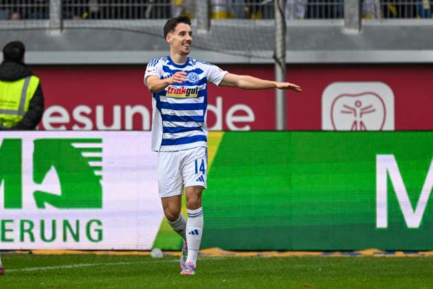 Conor Noß Noss Duisburg 14 cheers after the goal to 1 0 to the Fankurve Fans Fanblock 29 11 2025 Soccer MSV Duisburg vs SV Alemannia Aachen, Schauinsland Reisen Arena, Duisburg, DFB DFL REGULATIONS PROHIBIT ANY USE OF PHOTOGRAPHS AS IMAGE SEQUENCES AND OR QUASI VIDEO Copyright: xpepphotox xPeterxEppingerx pep00321, pep_20251129_hm_216084