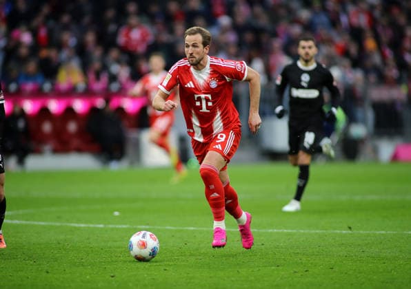 Football, Men, Bundesliga, Season 2025 2026, FC Bayern Munich FC St Pauli, Allianz Arena Harry Kane FC Bayern Munich with ball in attack DFB, DFL regulations prohibit any use of photographs as image sequences and or quasi video