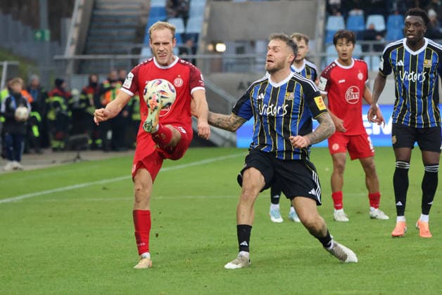 29 11 2025, Football, Men, 3 League, Season 2025 2026, 1 FC Saarbrücken Rot Weiss Essen, Patrick Schmidt 1 FC Saarbruecken , Lucas Brumme Rot Weiss Essen Saarbrücken Ludwigsparkstadion Saarland Germany DEU Copyright: xSebastianxBachx