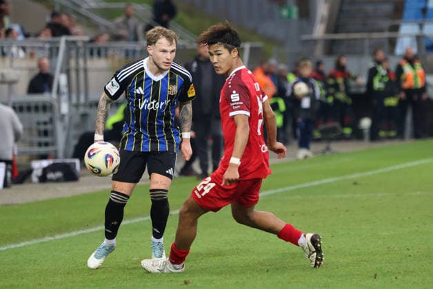 29 11 2025, Football, Men, 3 League, Season 2025 2026, 1 FC Saarbrücken Rot Weiss Essen, Philip Fahrner 1 FC Saarbruecken , Kaito Mizuta Rot Weiss Essen Saarbrücken Ludwigsparkstadion Saarland Germany DEU Copyright: xSebastianxBachx