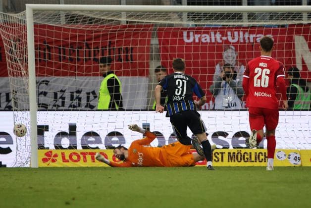 29 11 2025, Soccer, Men, 3 League, Season 2025 2026, 1 FC Saarbrücken Rot Weiss Essen, Penalty kick to 2 2, Scorer Ahmet Arslan Rot Weiss Essen Saarbrücken Ludwigsparkstadion Saarland Germany DEU Copyright: xSebastianxBachx