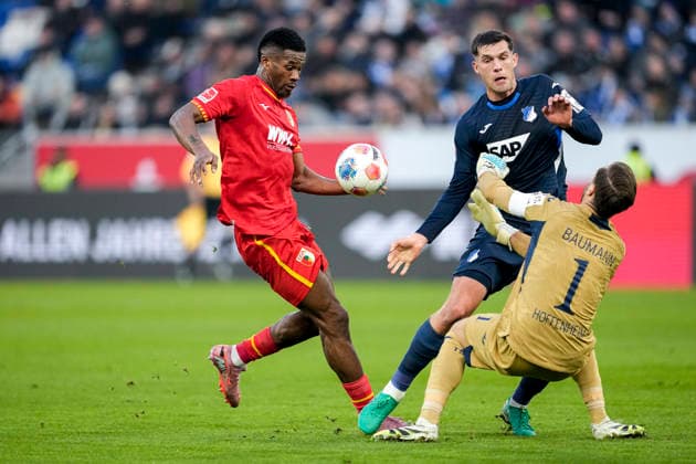 v li Samuel Essende FCA, 9 , Robin Hranac Hoffenheim, 2 , Oliver Baumann Goalkeeper, Hoffenheim, 1 , duel, duel scene, duel, tackle, tackling, dynamics, action, action, 29 11 2025, Sinsheim Germany , Football, Bundesliga, TSG 1899 Hoffenheim FC Augsburg, DFB DFL REGULATIONS PROHIBIT ANY USE OF PHOTOGRAPHS AS IMAGE SEQUENCES AND OR QUASI VIDEO xozx